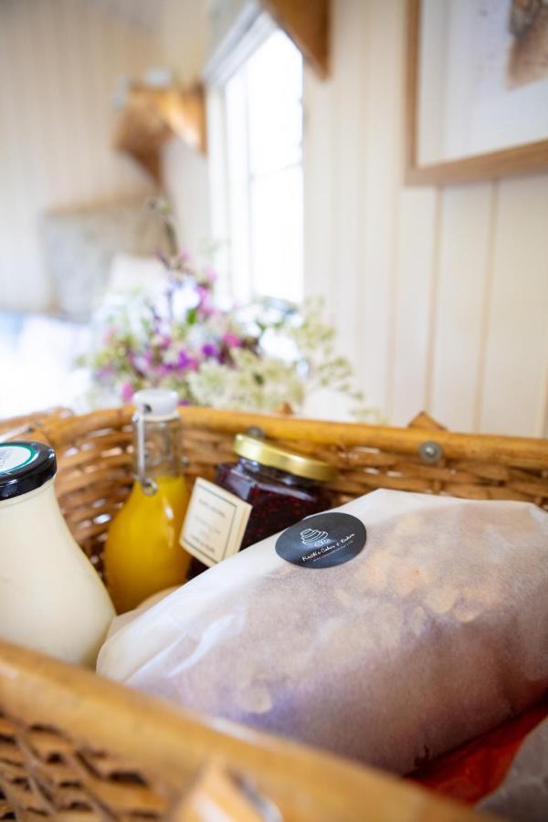 Romantic Secluded Shepherd Hut Hares Rest Southwick  外观 照片
