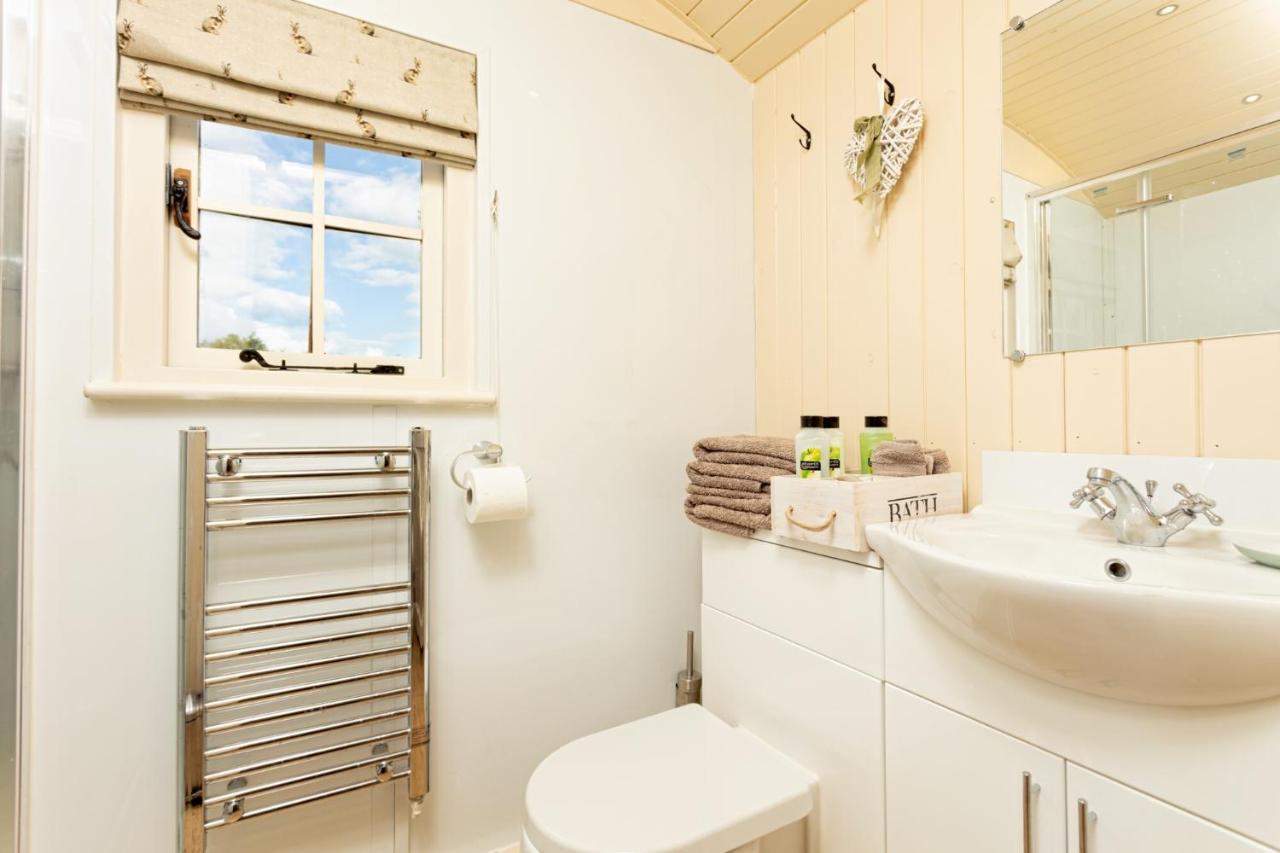 Romantic Secluded Shepherd Hut Hares Rest Southwick  外观 照片